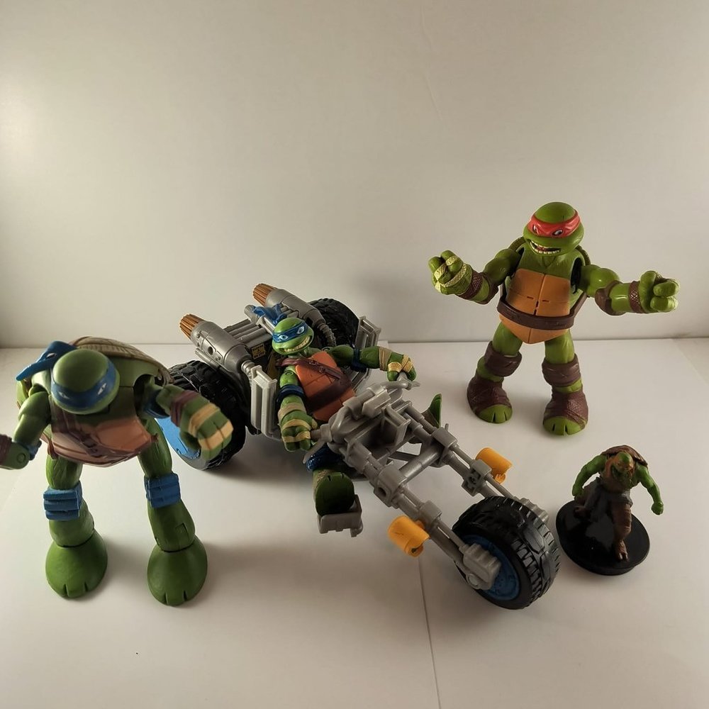 tmt teenage mutant ninja turtles figures with bike preowned as is  2